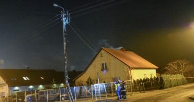 Uszkodził słup energetyczny i uciekł z miejsca zdarzenia. Ruch na starej “ósemce” jest całkowicie zablokowany Uszkodził słup energetyczny i uciekł z miejsca zdarzenia. Ruch na starej “ósemce” jest całkowicie zablokowany