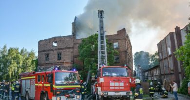 Kolejny pożar pustostanu w Bierutowie. Z ogniem walczą zastępy z dwóch województw Kolejny pożar pustostanu w Bierutowie. Z ogniem walczą zastępy z dwóch województw
