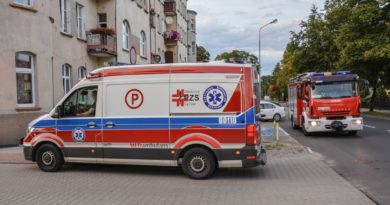 Kobieta chciała wyskoczyć z okna Kobieta chciała wyskoczyć z okna