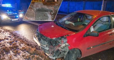 Renault wypadło z drogi przebiło mur. Kierowca nietrzeźwy Renault wypadło z drogi przebiło mur. Kierowca nietrzeźwy