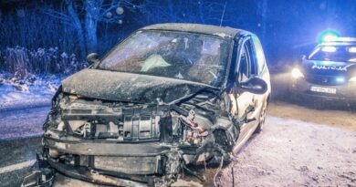 Volvo dachowało po zderzeniu z Renault. Trzy osoby ranne w zdarzeniu na DW451 Volvo dachowało po zderzeniu z Renault. Trzy osoby ranne w zdarzeniu na DW451