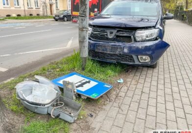 Dacia wjechała na przystanek autobusowy i uderzyła w latarnię