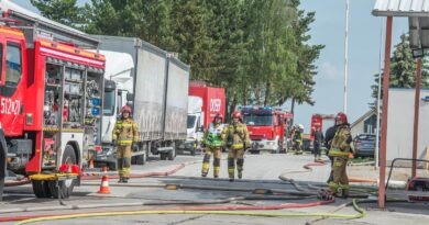 Pożar w zakładzie z chemikaliami. Strażacy z powiatu oleśnickiego i Wrocławia ćwiczyli na terenie Poniatowic