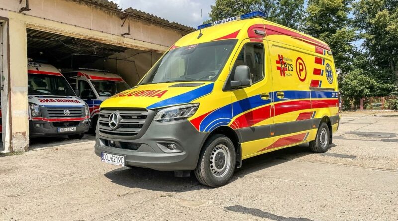 Nowoczesny Mercedes służy już w sycowskiej podstacji Pogotowia. Szpital wzbogaci się niebawem o kolejny, identyczny ambulans